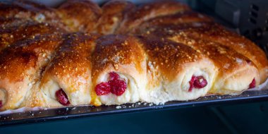 Sekizinci adım. Kirazlı Boynuzlu Turta. Pişene kadar fırında pişir.