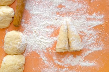 Altıncı adım. Kirazlı Boynuzlu Turta. Boynuzları bir ve diğer yarıdan sarın.