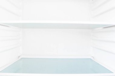 Beyaz açık boş buzdolabı. Kilo kaybı diyet kavramı.