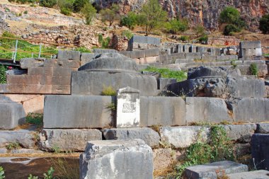 Yunanistan 'ın Delphi kentindeki Parnassus Dağı' ndaki arkeoloji sahasında bir boğa resmi olan antik mermer levha. Delphi, Apollo 'ya adanmış tapınaktaki kahin tarafından meşhurdur.