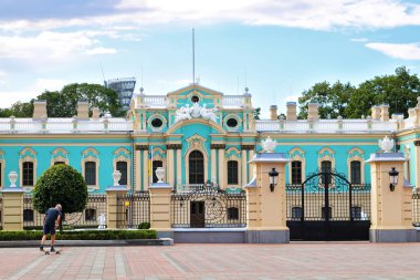 Kyiv, Ukrayna - 13 Temmuz 2019 Mariinskyi Parkı 'ndaki Mariinskyi Sarayı' nın güzel manzarası