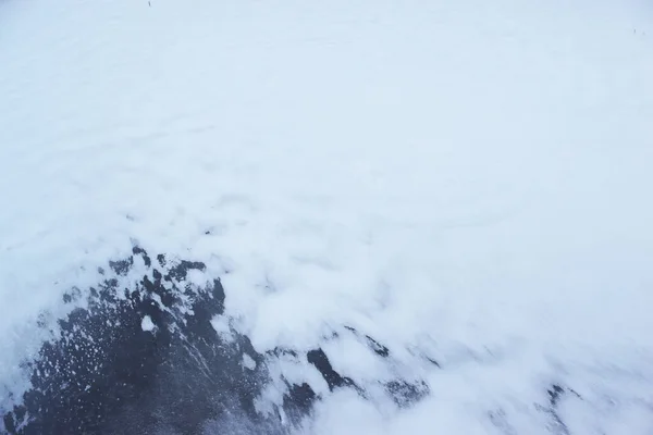 Bovenaanzicht Van Een Bevroren Rivier Bedekt Met Sneeuw — Stockfoto