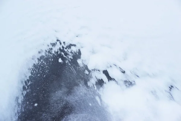 Bovenaanzicht Van Een Bevroren Rivier Bedekt Met Sneeuw — Stockfoto