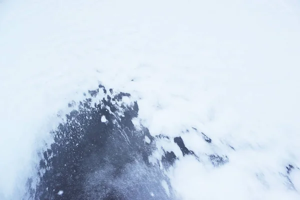 Blick Von Oben Auf Einen Zugefrorenen Fluss Mit Schnee Bedeckt — Stockfoto