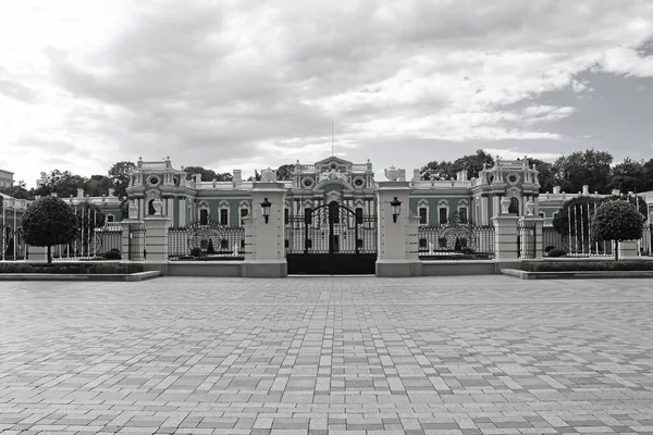 Bela Vista Palácio Mariinskyi Parque Mariinskyi Kiev Ucrânia Preto Branco — Fotografia de Stock
