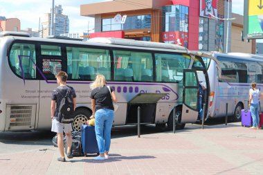 Kyiv, Ukrayna - 4 Ağustos 2019: Kyiv tren istasyonundan Boryspil havaalanına servis otobüsü. Gökyüzü otobüsü