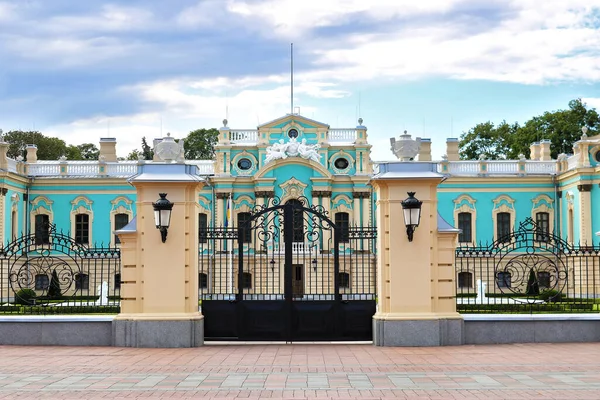ウクライナ キエフのMariinskyi公園のMariinskyi宮殿の美しい景色 — ストック写真