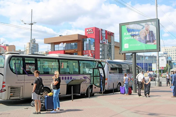 ウクライナ キエフ 2019年8月4日 キエフ駅からボリスピル空港までのシャトルバス スカイバスシャトル — ストック写真