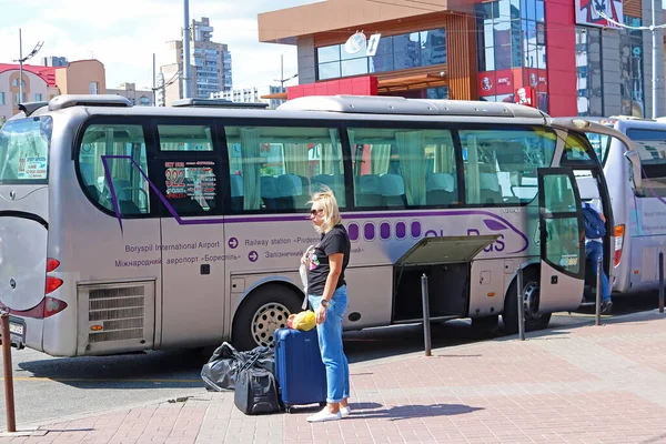 ウクライナ キエフ 2019年8月4日 キエフ駅からボリスピル空港までのシャトルバス スカイバスシャトル — ストック写真