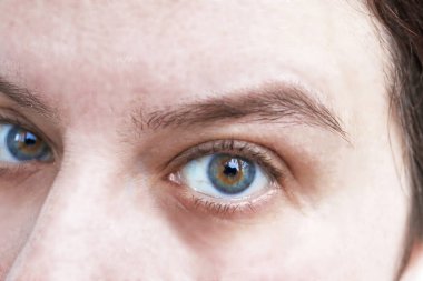 Gözlerinizi kapayın. Şaşırdım, kaşlarımı kaldırdım.