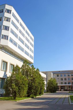 Vinnytsia devlet teknik üniversite kütüphanesi binası (solda) ve üniversite girişi, Vinnytsia, Ukrayna