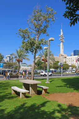 Tel Aviv, İsrail - 17 Eylül 2017: Sarona bölgesinden Eliezer Kaplan Caddesi ve Marganit Kulesi
