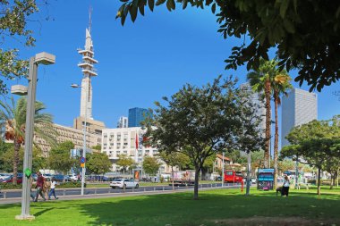 Tel Aviv, İsrail - 17 Eylül 2017: Sarona bölgesinden Eliezer Kaplan Caddesi ve Marganit Kulesi