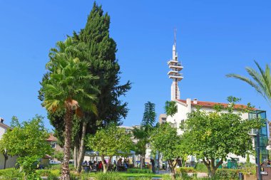 Tel Aviv, İsrail - 17 Eylül 2017: Sarona Mahallesi ve Marganit Kulesi