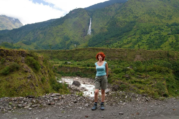 Young Woman Posing Backdrop Beautiful View Waterfall Annapurna Trekking Nepal — Stock Photo, Image