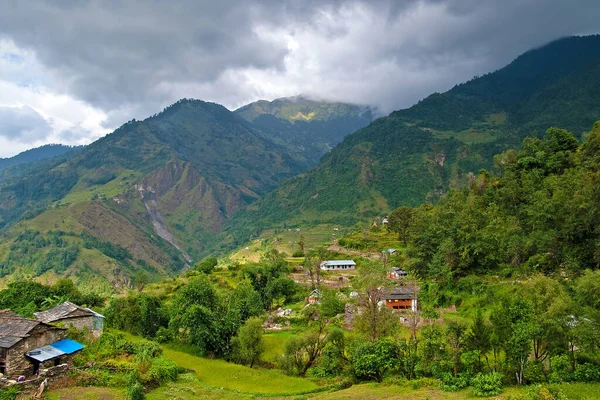 在环绕Annapurna Annapurna环路 的旅行过程中 可以看到Tatopani地区的山地景观 该村背景为山地 尼泊尔喜马拉雅 — 图库照片