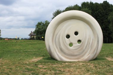 Kyiv, Ukrayna - 23 Haziran 2012: Kyiv Heykel Projesi. GREVIS tarafından düğme