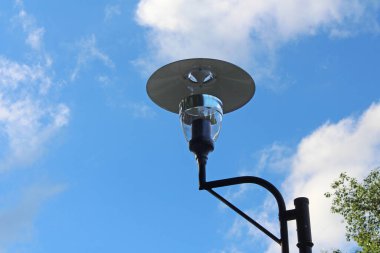 Ukrayna 'nın başkenti Kyiv' deki Natalka parkında modern fener.