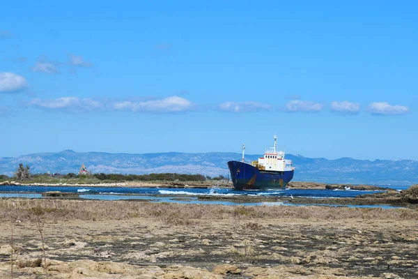该船在北塞浦路斯搁浅 — 图库照片
