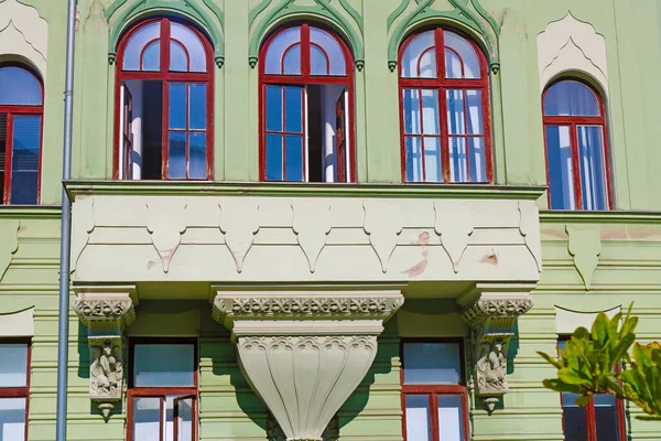 Zielony Budynek Neogotycką Dekoracją Bratysławie Słowacja — Zdjęcie stockowe