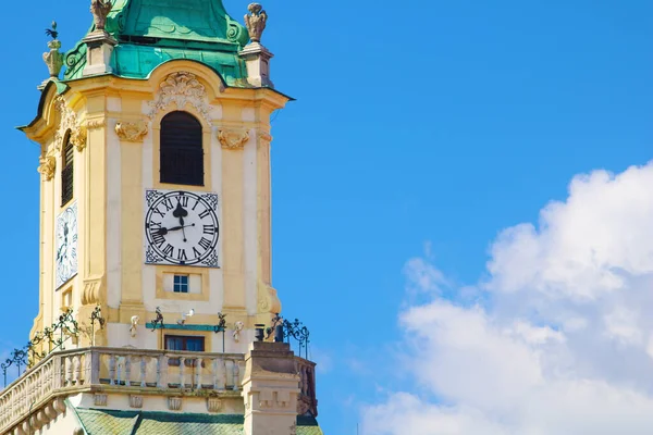ブラチスラバの市庁舎は ブラチスラバ スロバキアのメイン広場 ハブライン名 に位置しています — ストック写真
