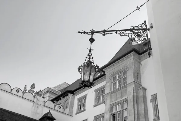 ブラチスラバ スロバキアのメイン広場 ハーブル名 に位置ブラチスラバの市庁舎の中庭にランタン 黒と白 — ストック写真