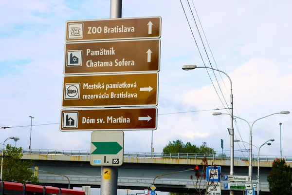 Bratislava Slovakya Eylül 2019 Şehir Manzaralarının Farklı Yönleriyle Yol Işareti — Stok fotoğraf