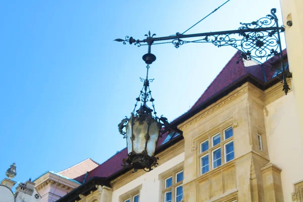 ブラチスラバ スロバキアのメイン広場 ハーブル名 に位置ブラチスラバの市庁舎の中庭にランタン — ストック写真