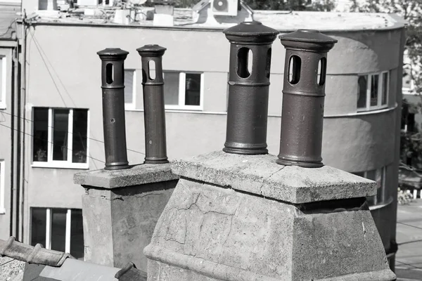 Типичные Четыре Старых Металлических Трубы Черепичной Крыше Европейском Городе Братислава — стоковое фото