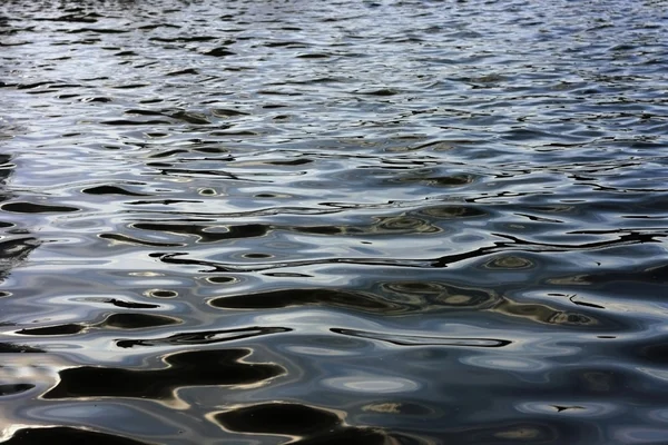 Волны на поверхности воды — стоковое фото