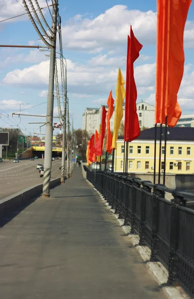 Bright flaggor på bron — Stockfoto