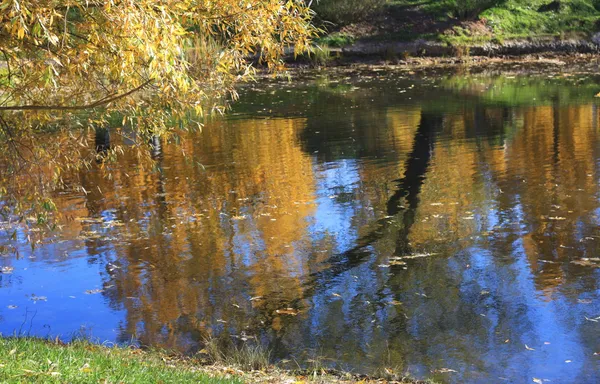 Herbstliches Landschaftswasser — Stockfoto