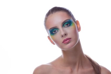 muhteşem bir makyaj ile güzel bir genç kadın