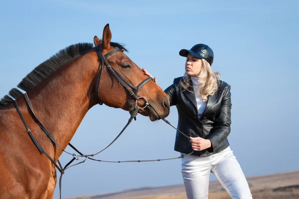 Mulher acaricia cavalo — Fotografia de Stock