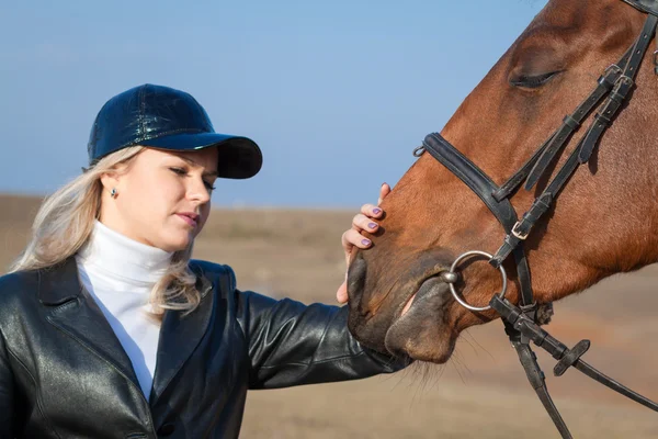 Reiterin und Pferd — Stockfoto