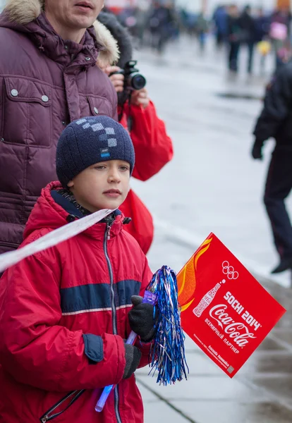 11 gennaio 2014, Saratov, Russia. Relè Torcia Olimpica Sochi 2014. Ragazzo che osserva il trasferimento della fiamma olimpica — Foto Stock