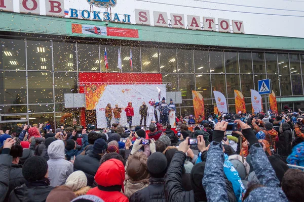 11. Januar 2014, Saratow, Russland. Treffen beim olympischen Fackellauf Sotschi 2014 am Bahnhof — Stockfoto