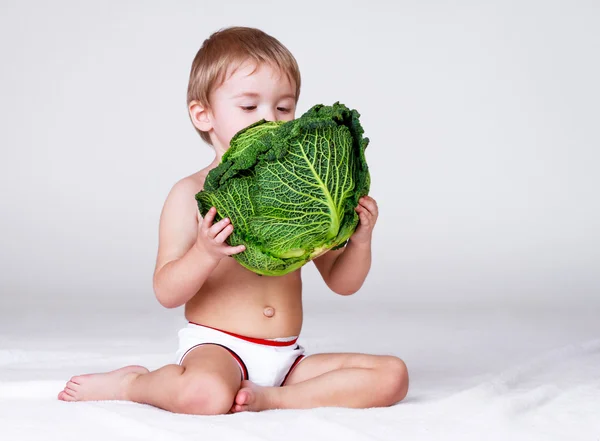 Junge mit Kohl, Studioaufnahme — Stockfoto