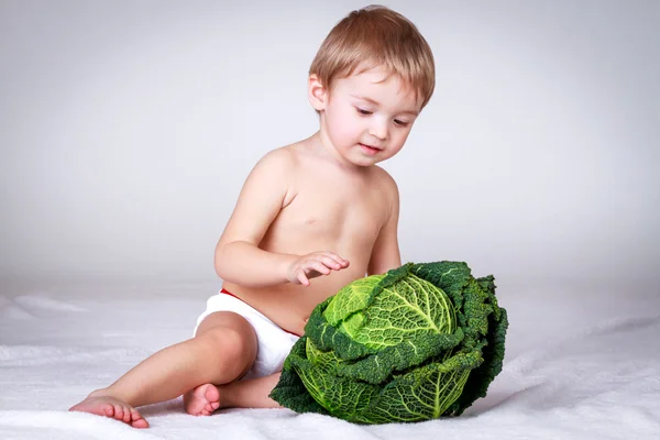 Junge mit Kohl, Studioaufnahme — Stockfoto