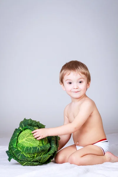 Junge mit Kohl, Studioaufnahme — Stockfoto