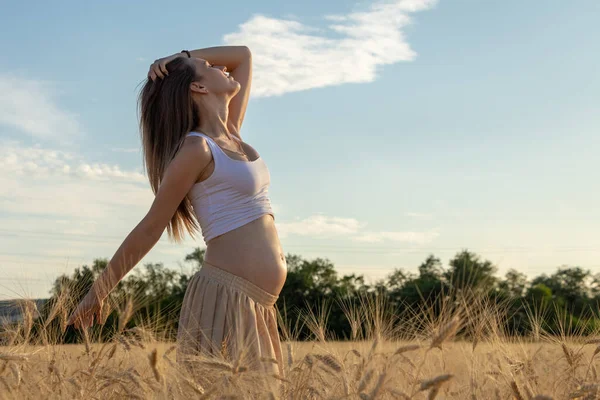 Pregnant Woman Relaxing Outdoors Sunset — Stock Photo, Image