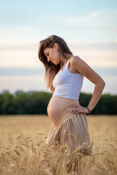 Beautiful Pregnant Woman Naked Belly Relaxing Wheat Field — Stock Photo, Image