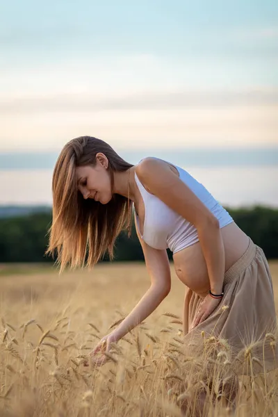 Beautiful Pregnant Woman Naked Belly Relaxing Wheat Field — Stock Photo, Image