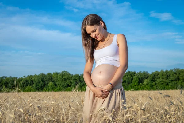 Piękna Ciężarna Kobieta Spaceruje Świeżym Powietrzu Nagim Brzuchem Zdjęcie Stockowe