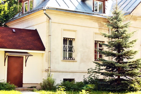 Haus und Baum — Stockfoto