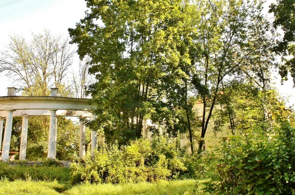 Colonnade de la antigua finca abandonada cerca de Moscú — Foto de Stock