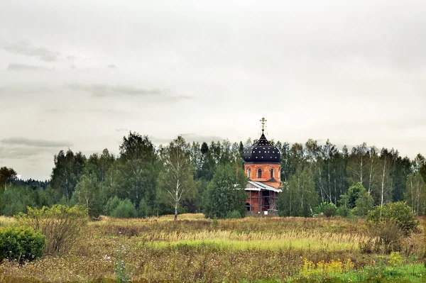 Landsbygdens landskap med kyrkan — Stockfoto