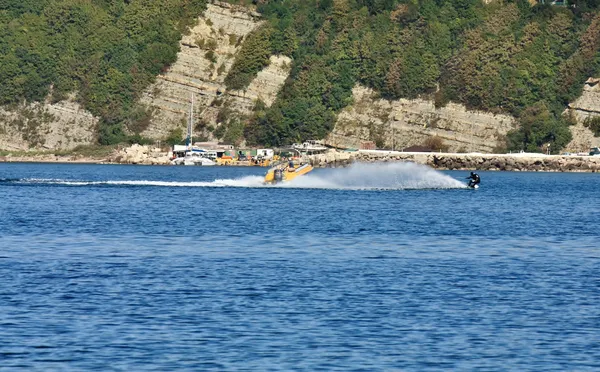 Waterskiën op het strand — Stockfoto