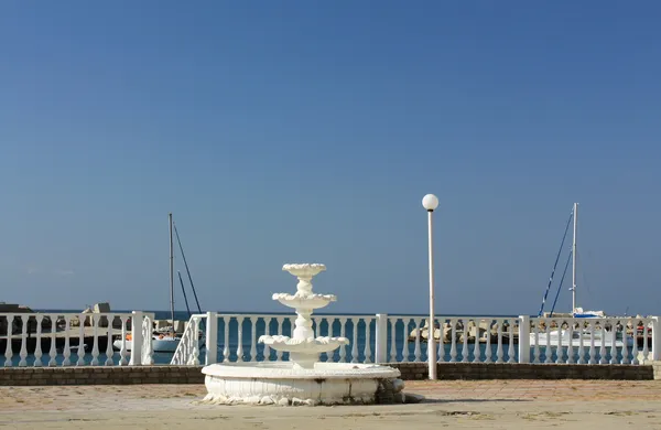 Fountain on the embankment — Stock Photo, Image