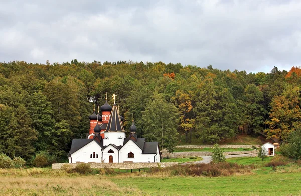 Kilise ile kırsal manzara — Stok fotoğraf